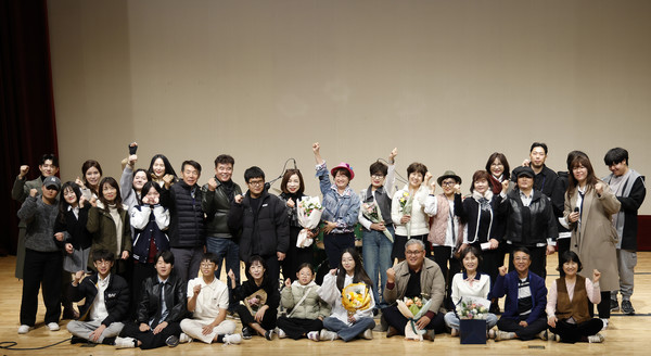  공연을 끝내고 연주자와 출연자, 관계자들이 다함께 자리했다.