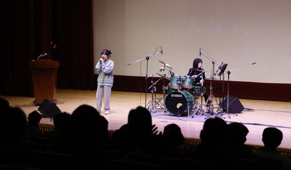 노래와 연주도 함께 있었다.