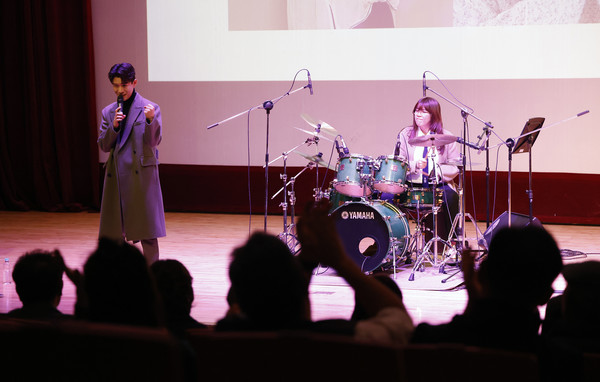 가수 류하늘(왼쪽)과 드러머 서우의 협연. 관객들은 이번 공연을 보며 큰 박수와 환호를 했다.