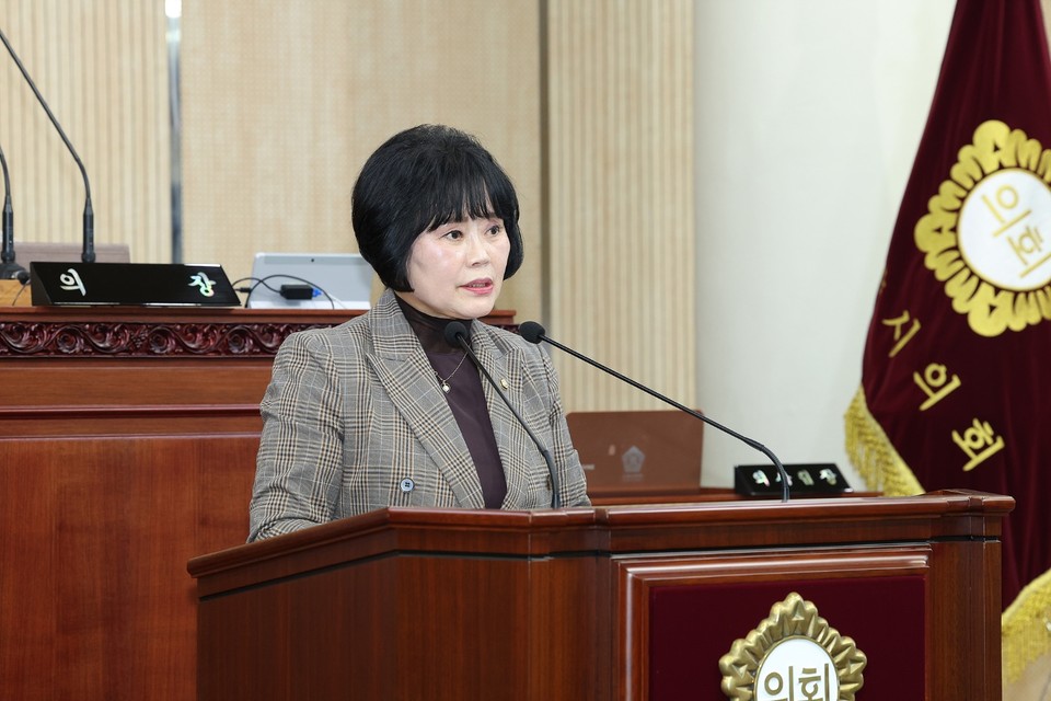 김미경 의원은 이날 시정질문에서 개발 계획 구역의 모양, D(누락된 취락지구)지역의 지구단위 계획 편입에 따른 구체적 방안 , 대곡역세권 사업에 따른 고양시 주도권 강화 대책 등을 물었다.  [사진제공 = 고양시의회]