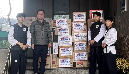 고양 용인대 덕양태권도장이 지역 취약계층을 위해 고양동에 라면 700개를 기부했다