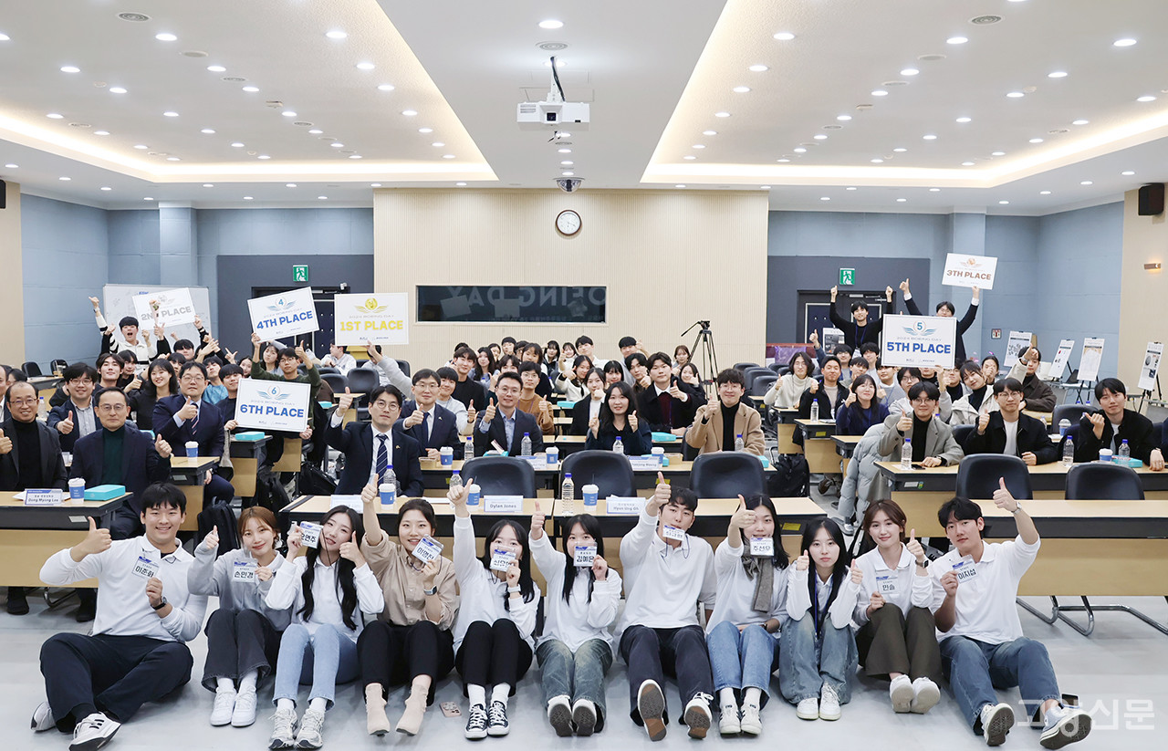 한국항공대와 보잉이 공동주최한 ‘2024 보잉 데이(BOEING DAY)’ 행사에 참석한 보잉코리아 임직원과 한국항공대 교직원·학생들이 기념촬영을 했다. [사진제공 = 한국항공대]
