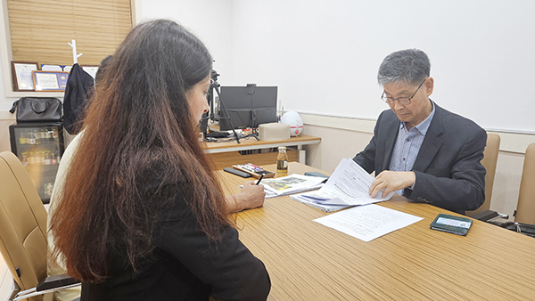 외국인 주민 상담 지원사업 전문 행정사의 상담 지원 모습 [사진제공 = 고양이민자통합센터]