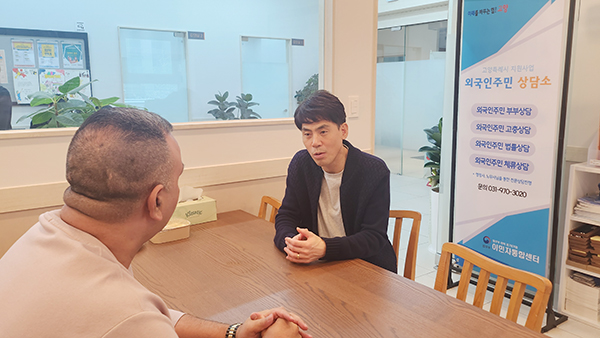 김세영 고양이민자통합센터장이 외국인 주민과 상담을 하고 있다.