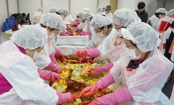  여성농업인단체인 섬김봉사단 회원들이 김장을 하고 있다.