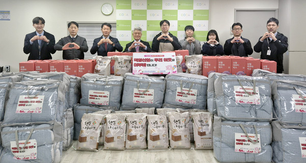 덕양신협이 지역의 에너지 취약 주민들을 위한 혹한기 지원물품을 덕양행신종합사회복지관에 전달했다.