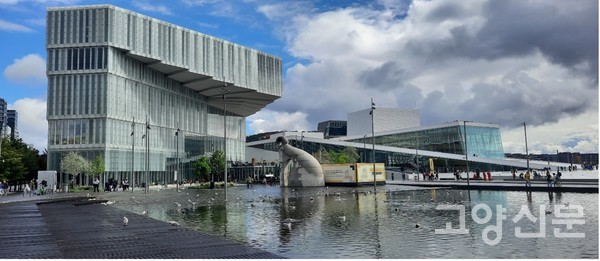 오슬로 다이크만 공공도서관(왼쪽)과 오페라하우스(오른쪽). 도서관 5층에 90년 후 공개될 한강 작가의 '사랑하는 아들에게' 원고가 보관된 미래도서관(Future Library)이 있다. [이철규 북유럽 특파원]