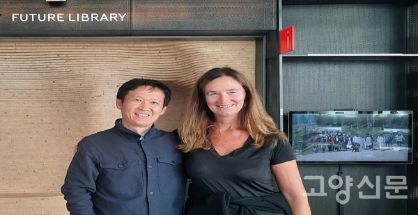 안나 비테 호빈 미래도서관 백년 책임자(오른쪽)와 이철규 특파원.