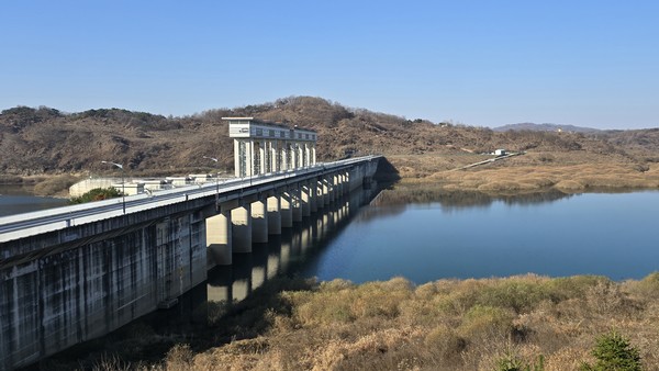임진강 상류 물줄기를 따라 걷는 연강나룻길은 군남댐 위 두루미테마파크에서 출발한다.