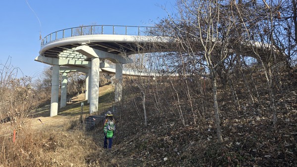 개안마루 위에 새로 조성된 대형 전망대.