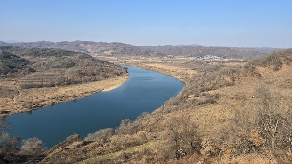 개안마루 전망대에서 고요히 흐르는 임진강 줄기와 삼곶리 마을이 한눈에 들어온다.