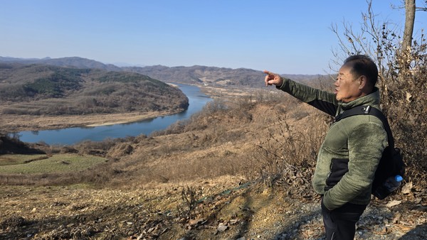 사진1. 연강나룻길은 군남댐 위 두루미테마파크에서 출발한다.사진2,3,4  연강나룻길 능선길에는 율무밭이 넓게 펼쳐진다.사진5. 개안마루 위에 새로 조성된 대형 전망대.사진6. 개안마루 전망대에서 고요히 흐르는 임진강 줄기와 삼곶리 마을이 한눈에 들어온다.사진7. 연천 한탄강지키기운동본부 김경도 이사가 임진강에 대해 설명하고 있다.사진8. 옥녀봉 정상에 우뚝선 그리팅맨.사진9. 연천군은 최근 옥녀봉에 도로를 확장하고 콘크리트 포장 공사를 마쳐 정상 바로 아래까지 자동차 운행이 가능하다.사진10. 댑싸리공원 근처 하천가에 두루미서식지임을 알리는 표지판이 세워져 있다.사진11. 댑싸리공원 주변에 조성된 주차장들이 차 한 대 없이 방치되어 있다. 