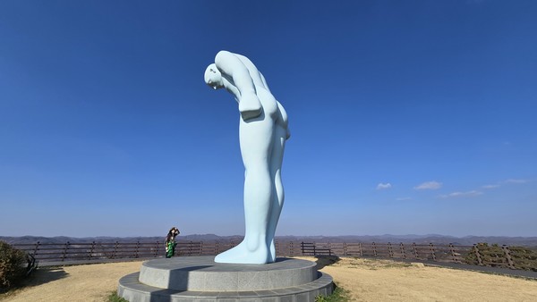 사진1. 연강나룻길은 군남댐 위 두루미테마파크에서 출발한다.사진2,3,4  연강나룻길 능선길에는 율무밭이 넓게 펼쳐진다.사진5. 개안마루 위에 새로 조성된 대형 전망대.사진6. 개안마루 전망대에서 고요히 흐르는 임진강 줄기와 삼곶리 마을이 한눈에 들어온다.사진7. 연천 한탄강지키기운동본부 김경도 이사가 임진강에 대해 설명하고 있다.사진8. 옥녀봉 정상에 우뚝선 그리팅맨.사진9. 연천군은 최근 옥녀봉에 도로를 확장하고 콘크리트 포장 공사를 마쳐 정상 바로 아래까지 자동차 운행이 가능하다.사진10. 댑싸리공원 근처 하천가에 두루미서식지임을 알리는 표지판이 세워져 있다.사진11. 댑싸리공원 주변에 조성된 주차장들이 차 한 대 없이 방치되어 있다. 
