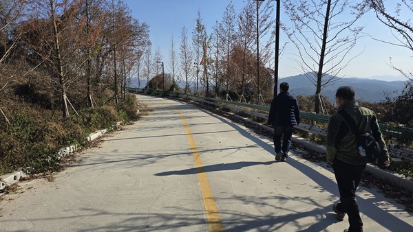 사진1. 연강나룻길은 군남댐 위 두루미테마파크에서 출발한다.사진2,3,4  연강나룻길 능선길에는 율무밭이 넓게 펼쳐진다.사진5. 개안마루 위에 새로 조성된 대형 전망대.사진6. 개안마루 전망대에서 고요히 흐르는 임진강 줄기와 삼곶리 마을이 한눈에 들어온다.사진7. 연천 한탄강지키기운동본부 김경도 이사가 임진강에 대해 설명하고 있다.사진8. 옥녀봉 정상에 우뚝선 그리팅맨.사진9. 연천군은 최근 옥녀봉에 도로를 확장하고 콘크리트 포장 공사를 마쳐 정상 바로 아래까지 자동차 운행이 가능하다.사진10. 댑싸리공원 근처 하천가에 두루미서식지임을 알리는 표지판이 세워져 있다.사진11. 댑싸리공원 주변에 조성된 주차장들이 차 한 대 없이 방치되어 있다. 