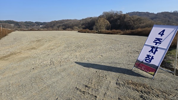 사진1. 연강나룻길은 군남댐 위 두루미테마파크에서 출발한다.사진2,3,4  연강나룻길 능선길에는 율무밭이 넓게 펼쳐진다.사진5. 개안마루 위에 새로 조성된 대형 전망대.사진6. 개안마루 전망대에서 고요히 흐르는 임진강 줄기와 삼곶리 마을이 한눈에 들어온다.사진7. 연천 한탄강지키기운동본부 김경도 이사가 임진강에 대해 설명하고 있다.사진8. 옥녀봉 정상에 우뚝선 그리팅맨.사진9. 연천군은 최근 옥녀봉에 도로를 확장하고 콘크리트 포장 공사를 마쳐 정상 바로 아래까지 자동차 운행이 가능하다.사진10. 댑싸리공원 근처 하천가에 두루미서식지임을 알리는 표지판이 세워져 있다.사진11. 댑싸리공원 주변에 조성된 주차장들이 차 한 대 없이 방치되어 있다. 