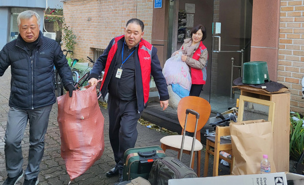 일산서구 대화동이 저장 강박증 홀몸 어르신을 위한 주거환경 개선 활동을 했다.
