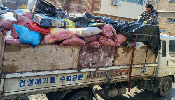 저장강박증 가구의 쓰레기를 치우고 있다.