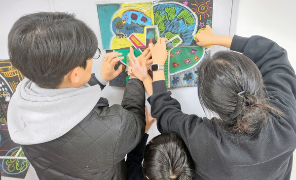 가족들이 관계 개선 프로그램에 참여하고 있다.