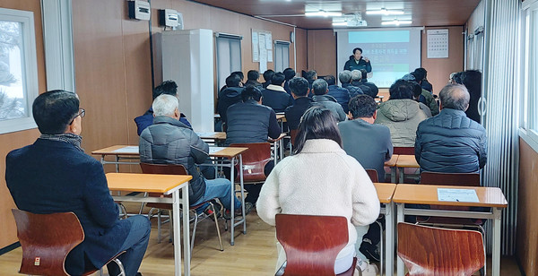 이론 교육을 듣고 있는 교육 참여자들.