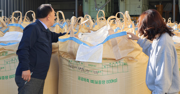 고양시 농업기술센터 공무원들과 이야기를 나누고 있는 장순복 조합장.