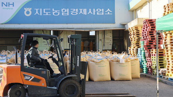 수매 현장에서 지도농협 관계자가 작업을 하기 위해 이동하고 있다.