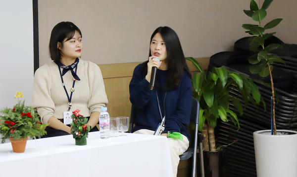 덕양행신종합사회복지관 박세림 사회복지사와 원당종합사회복지관의 유수진 팀장이 이야기를 하고 있다.