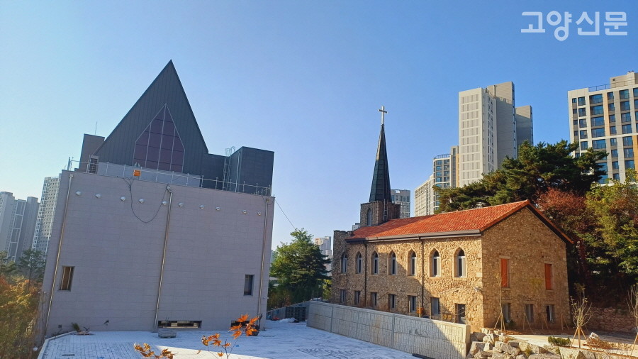 준2층으로 지어진 신도제일교회 구성전은 어느 방향에서 바라봐도 고유한 조형미를 보여준다. 오른쪽 신축 건물은 준공을 앞두고 있는 신도제일교회 새성전이다.  