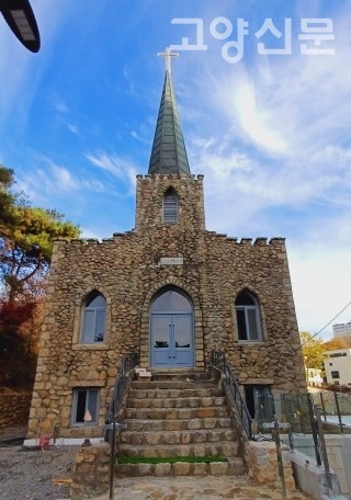 구성전의 전면부. 돌계단과 아치형 문, 높게 솟은 종탑이 어우러져 시각적 상승감을 선사한다.  
