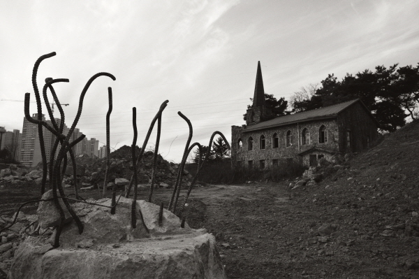 지축지구 개발되는 기간 동안 홀로 덩그러니 남아 마을을 지켰던 돌 예배당을 김평기 사진작가가 카메라에 담았다. [사진=김평기] 