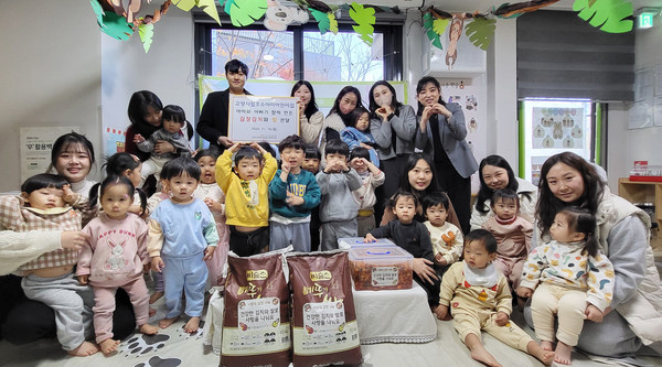 고양시립호수아이어린이집이 문촌9종합사회복지관에 김장김치와 쌀을 기탁하며 따뜻한 나눔을 했다.