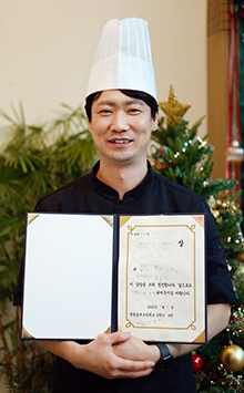 정승민 푸른달열엿새 베이커리 대표가 초등학생이 준 상장을 들고 있다. 그에게는 최고의 찬사이자 선물이다.