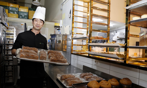 빵은 하루에 세 번 나온다. 신선한 빵의 시작은 갓 구운빵을 고객들에게 자주 전달하는 것에서 시작된다.