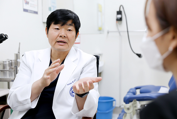 한정열 일산백병원 산부인과 교수는 “요실금이 발생하면 신체 활동, 사회적 관계, 정서적 안정 등 부정적인 영향을 초래할 수 있어 적극적인 관리와 치료가 중요하다”고 조언했다. [사진제공 = 일산백병원]