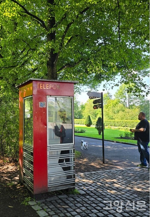 작은도서관으로 활용되는 오슬로 도심의 빨간색 공중전화부스. [이철규 북유럽 특파원]