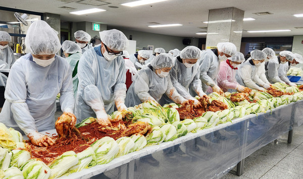  김장을 하고 있는 지역사회 단체와 기업들.