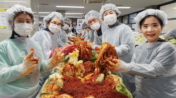 심재경 관장(맨 오른쪽)과 참여자들이 김장을 하고 있다.