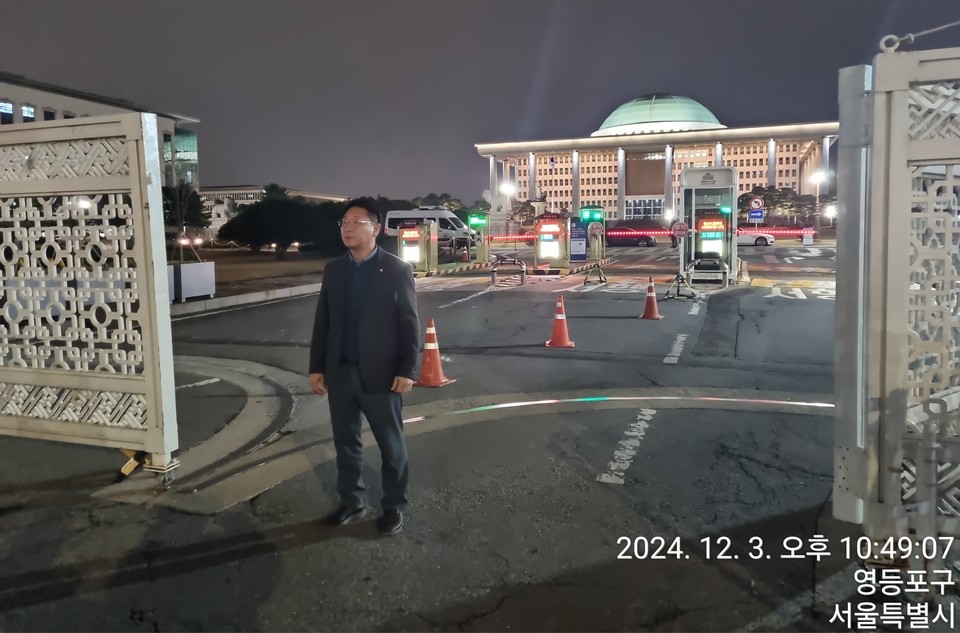 대통령의 비상계엄 선포 직후 국회 정문으로 달려가 가장 먼저 '계엄세력 저지'에 나선 김영환 국회의원. [사진제공=김영환 의원실]