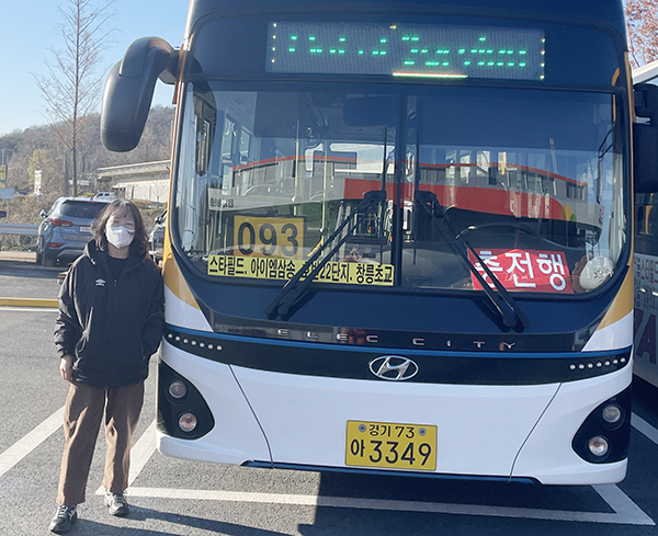고양시기업·경제인연합회의 ‘고양시 버스운전자 양성과정’을 통해 재취업에 성공하며 마을버스 기사로 일하고 있는 고OO 씨는 " 매일 승객들을 내 가족처럼 안전하게 목적지까지 모셔다드린다는 생각이 들면서 마을버스 기사로서 일하는 보람도 느끼게 됐다"고 말했다.