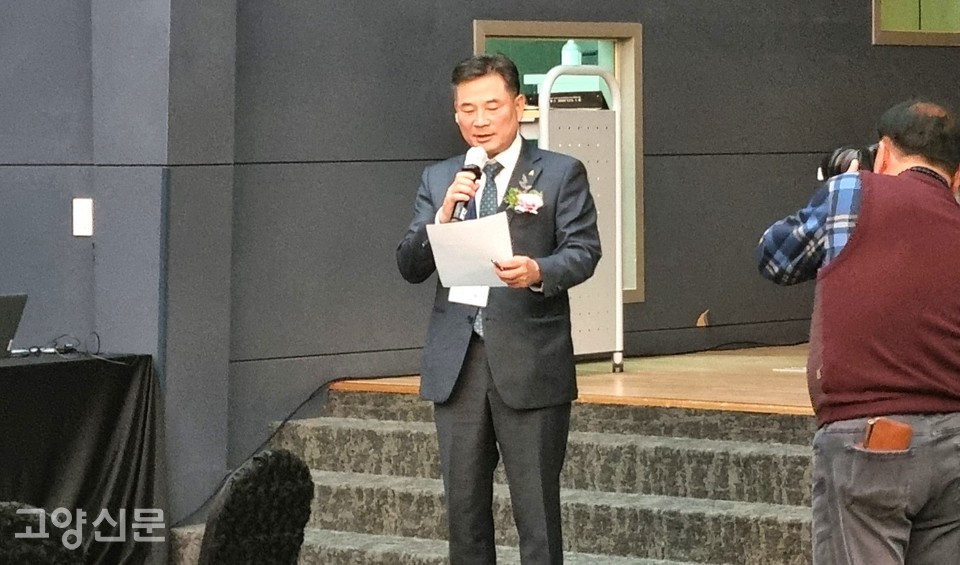 이용 회장이 고아연의 올해 활동 내용을 설명했다. 이 회장은 "내년에도 아파트의 여러 문제들을 해결하며 깨끗하고 아름다운 주거환경에서 시민들이 행복해질 때까지 노력하겠다"고 말했다. 