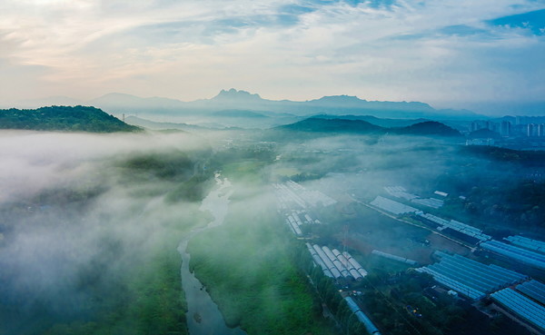 관산동 체육공원 상공에 드론을 띄워 촬영한 작품. 시간과 장소와 사진작가의 감각이 어우러져 환상적인 풍광이 포착됐다. [사진제공=고양예술사진영상클럽]