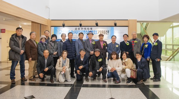 2일 열린 전시 오프닝 행사에 참석한 작가와 내빈들. 