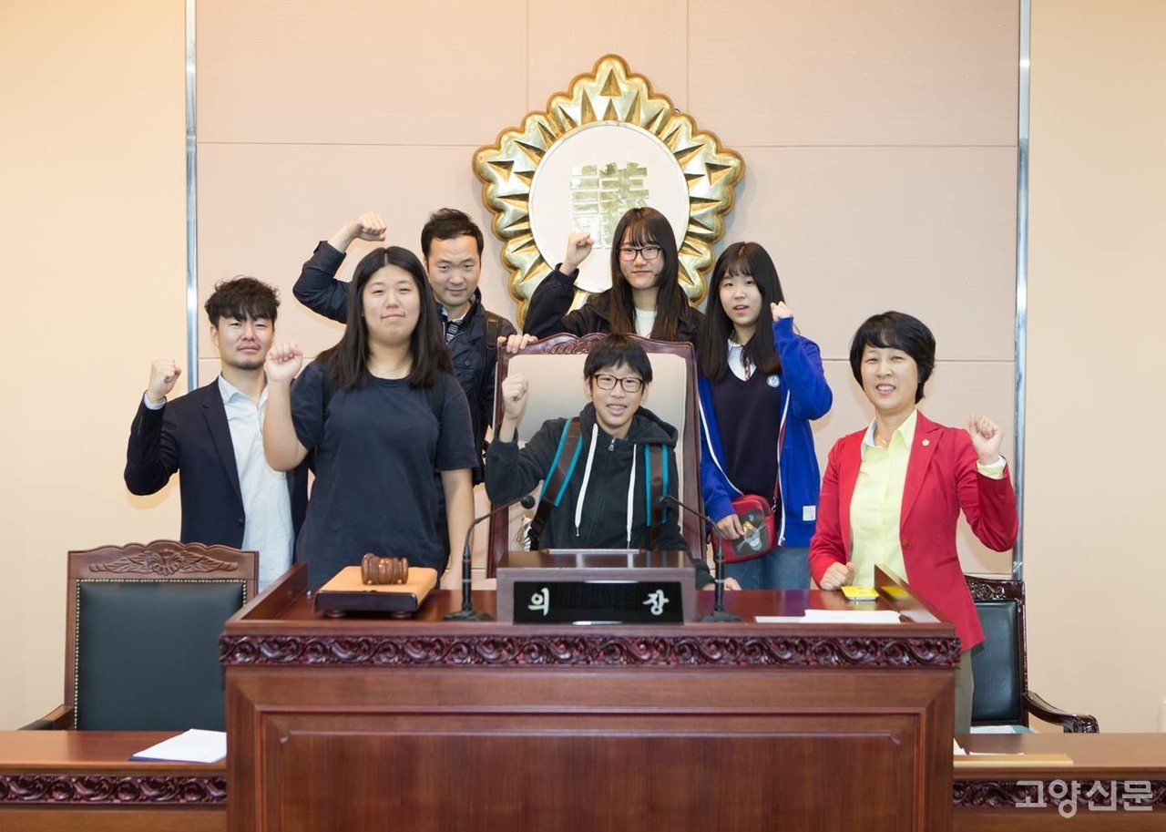 꿈의 학교 수업 당시 시의회 본회의장에서 찍은 사진. (사진 가운데 김기태)