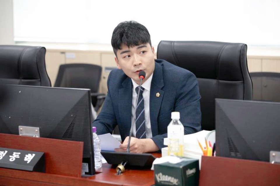 정동혁 경기도의원은 4일 경기도의회 '2025년 경기도 예산안' 심사에서 데이터센터 건축 표준허가 기준 마련을 위한 연구용역 예산 편성을 촉구했다. 