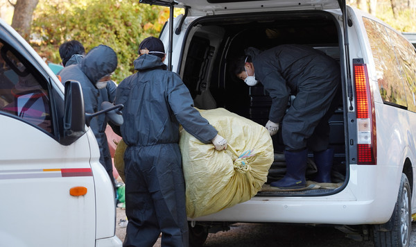 일산동구 백석동 일산농협 영농지원센터에서 농민들이 폐비닐·폐농자재를 내리고 있다.  