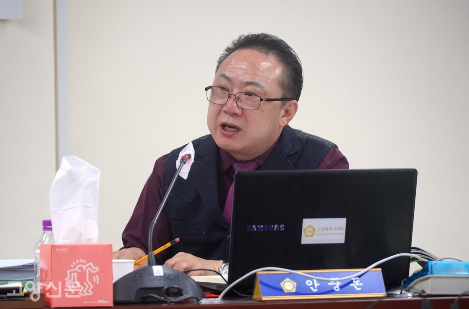 안중돈(주교·흥도·성사1·성사2) 고양시의원은 지난 28일 행정사무감사에서 원당시장의 고질적인 문제점인 주차장과 화장실 환경 개선이 시급하다며 고양시에 방안을 촉구했다.