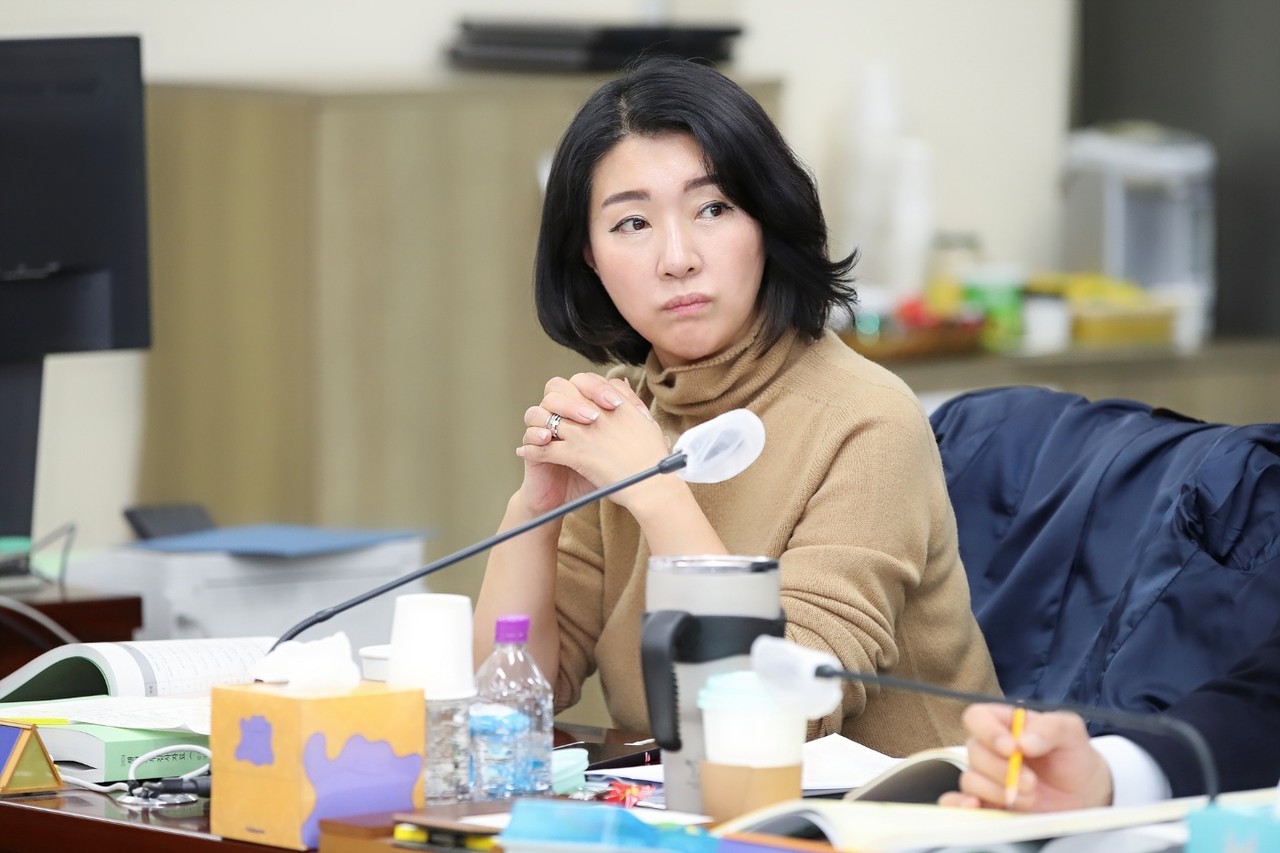 손동숙 고양시의원은 지난 3일 고양시 자족도시실현국에 대한 행정사무감사에서 “법적 구속력이 없는 업무협약서나 투자의향서를 놓고 마치 6조6260억원의 투자를 유치했다고 시가 홍보하는데, 이것이 맞는 표현인지 의구심이 든다“고 말했다.