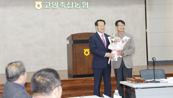 유완식 협의회장(왼쪽)이 최경묵 경기도 축산물동물복지국 동물방역위생과장에게  그동안의 감사함을 표시하며 꽃다발을 전달하고 있다.