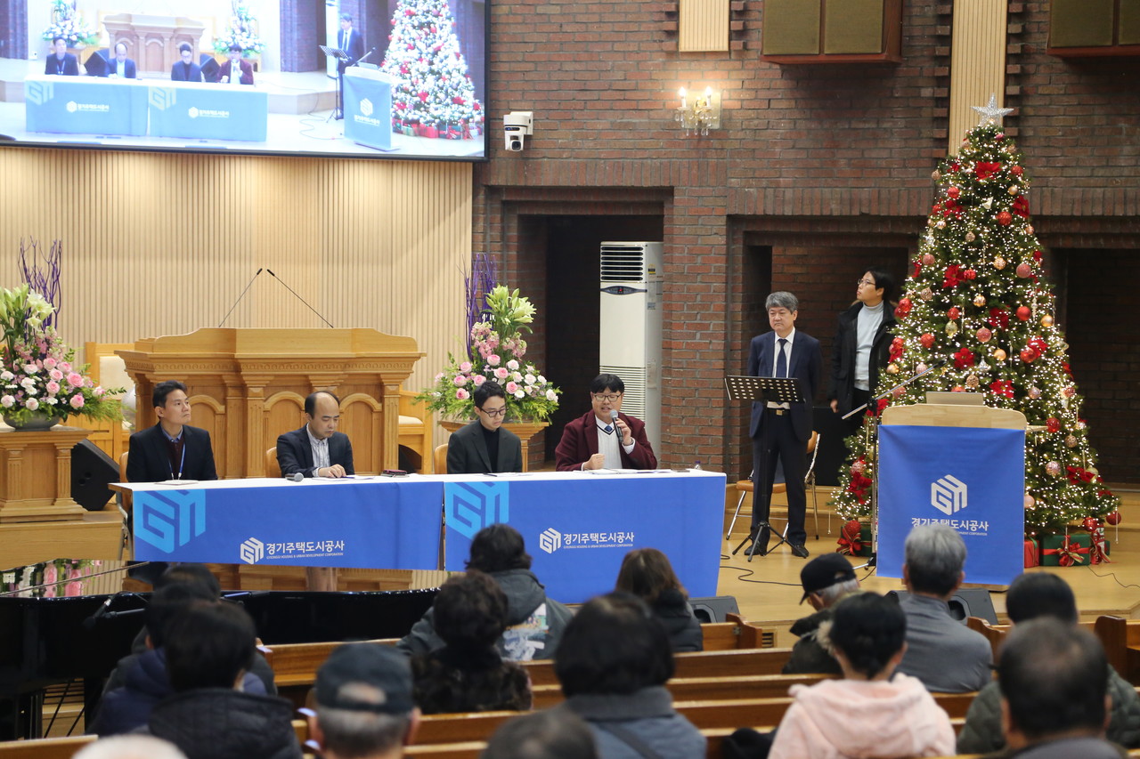 지난 3일 덕양구 원당교회에서 열린 고양원당 6·7구역 공공재개발사업 정비계획 입안제안을 위한 주민설명회에서 김동원 주민준비위원회 위원장(테이블 맨 오른쪽)이 토지등소유자의 질문에 답변하고 있다.