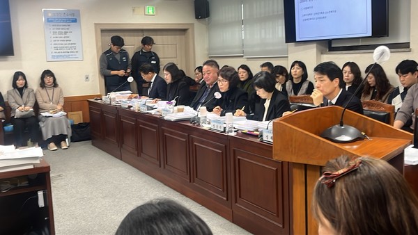 11월 29일 문복위 행감장. 배석 공무원들이 빽빽하게 앉은 상황에서 감사가 진행되고 있다.