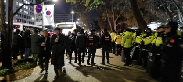 3일 밤 비상계엄령 선포 당시 국회 앞